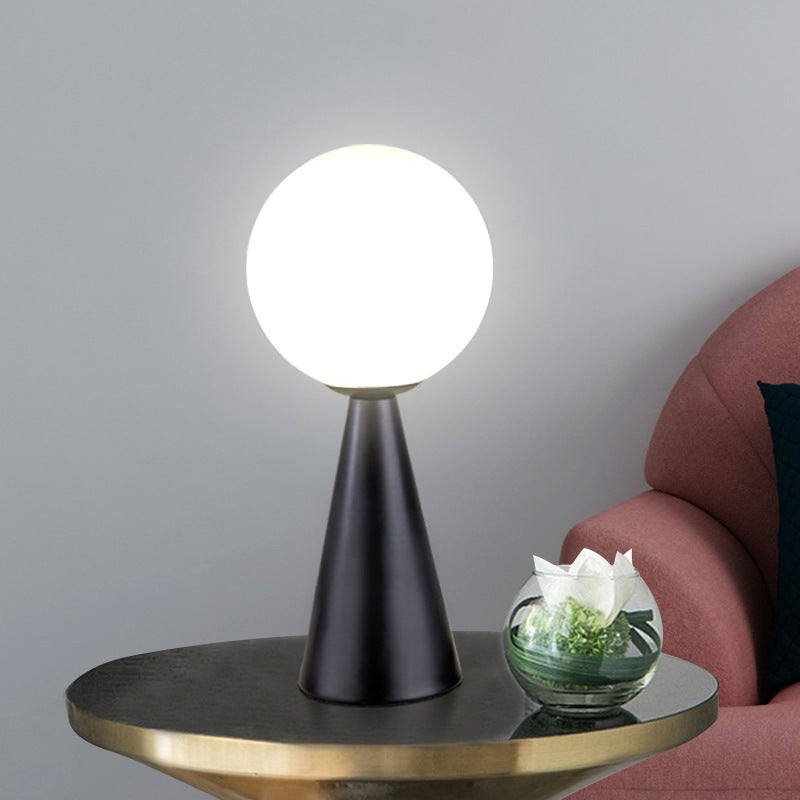 Moderne Minimalistische Tischlampe mit kugelförmigem Schirm