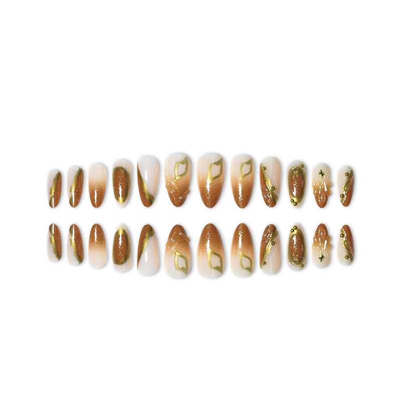 Luxuriöses Press-On-Nagelset mit kunstvollen goldenen Details Brehn