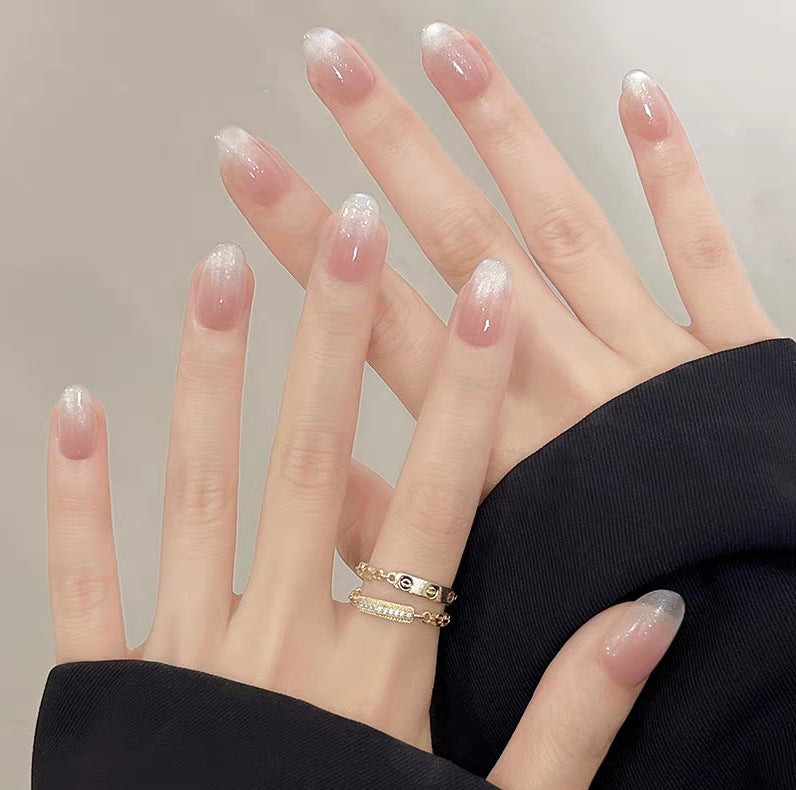 Kunstnägel mit Elegantem Ombre-Effekt und Glitzerakzenten Brehn