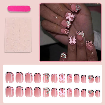 Künstliche Nagelart mit Verzierungen Brehn
