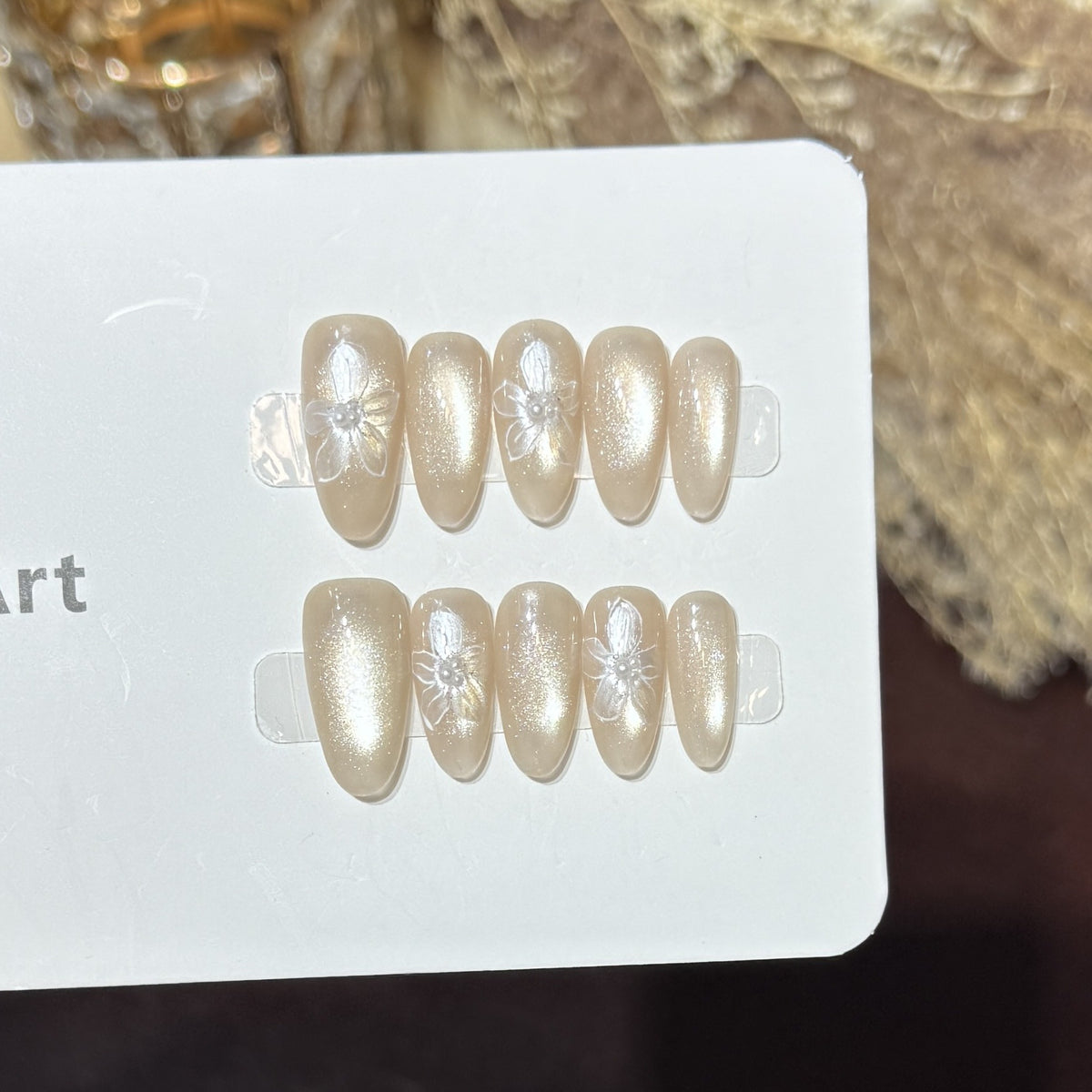 Künstlerisches Press-On Nagelset mit floralen und Glitzer-Akzenten Brehn