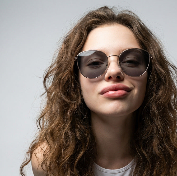 Damen geometrische Sonnenbrille mit schmalem Metallrahmen Brehn
