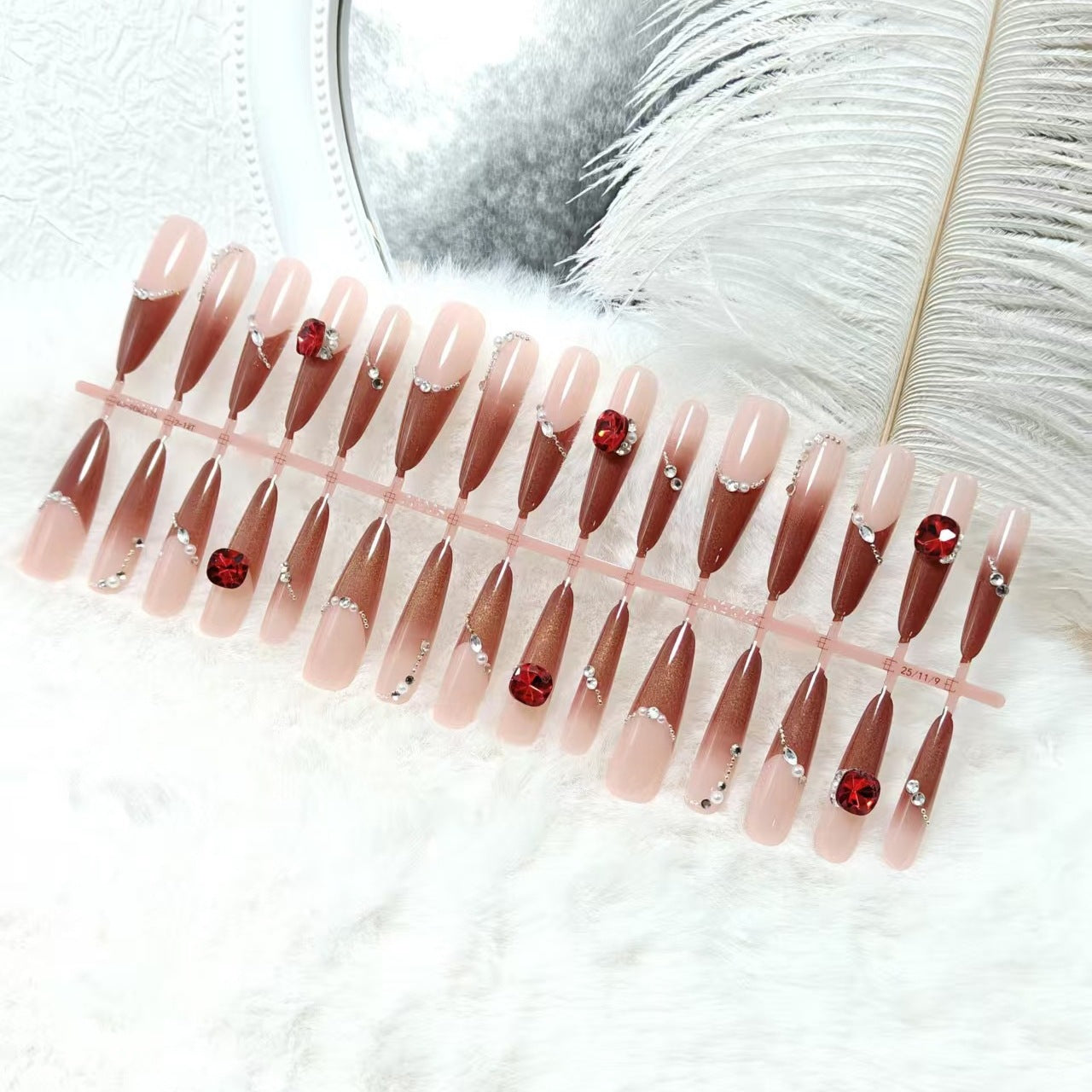Kunstnägel mit luxuriösen 3D-Verzierungen und Glamourösen Akzenten Brehn