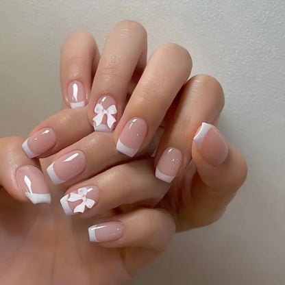 Elegante French Tip Nagelkunst mit Bow Verzierungen Brehn