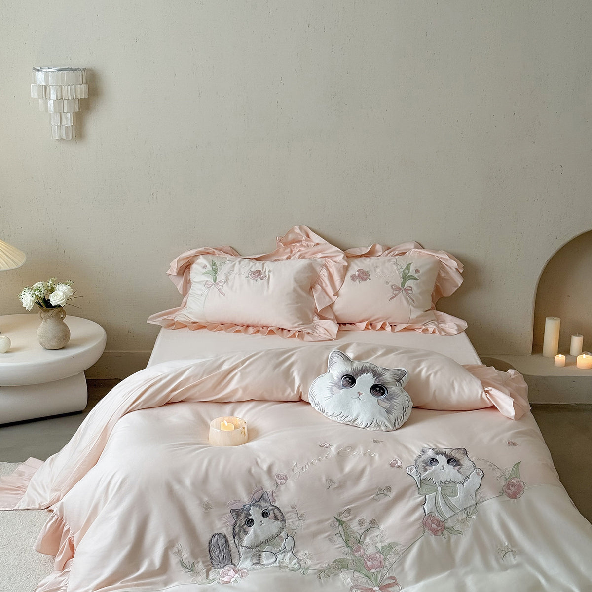 Luxuriöses besticktes Rüschensatin-Bettbezug-Set mit süßem Katzenmotiv