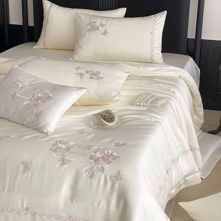 Elegante Satin-Bettwäsche-Garnitur mit Rosen- und Schmetterlingsstickerei