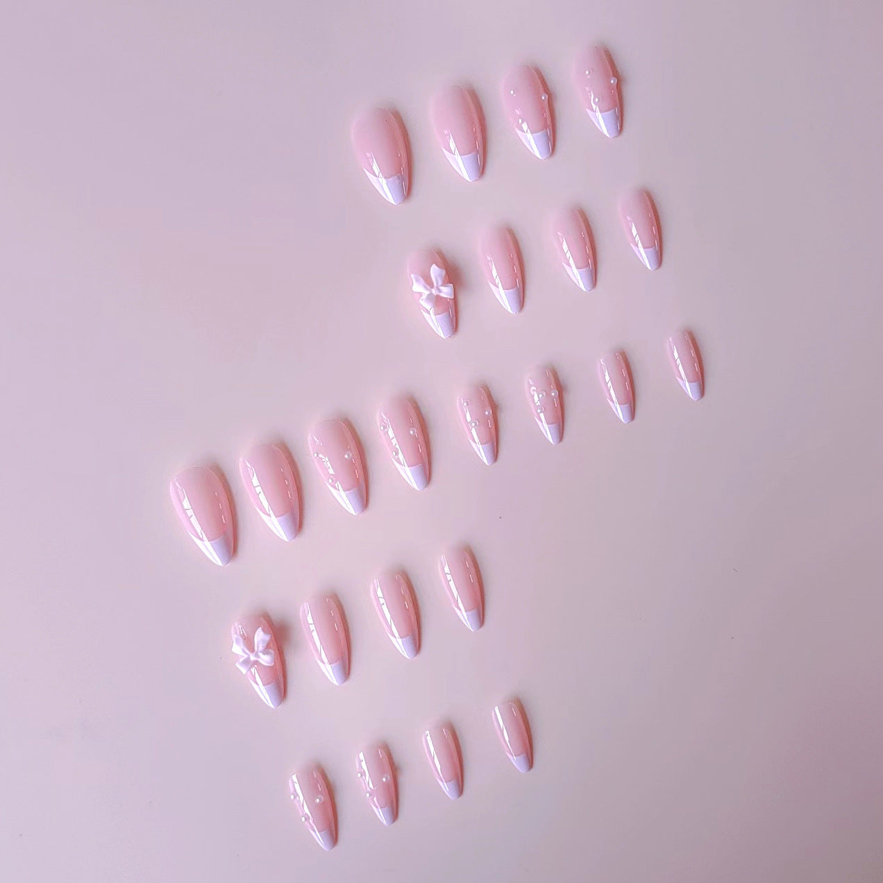 Kunstnagelset mit schimmernden 3D-Schleifen und eleganten Perlenakzenten Brehn