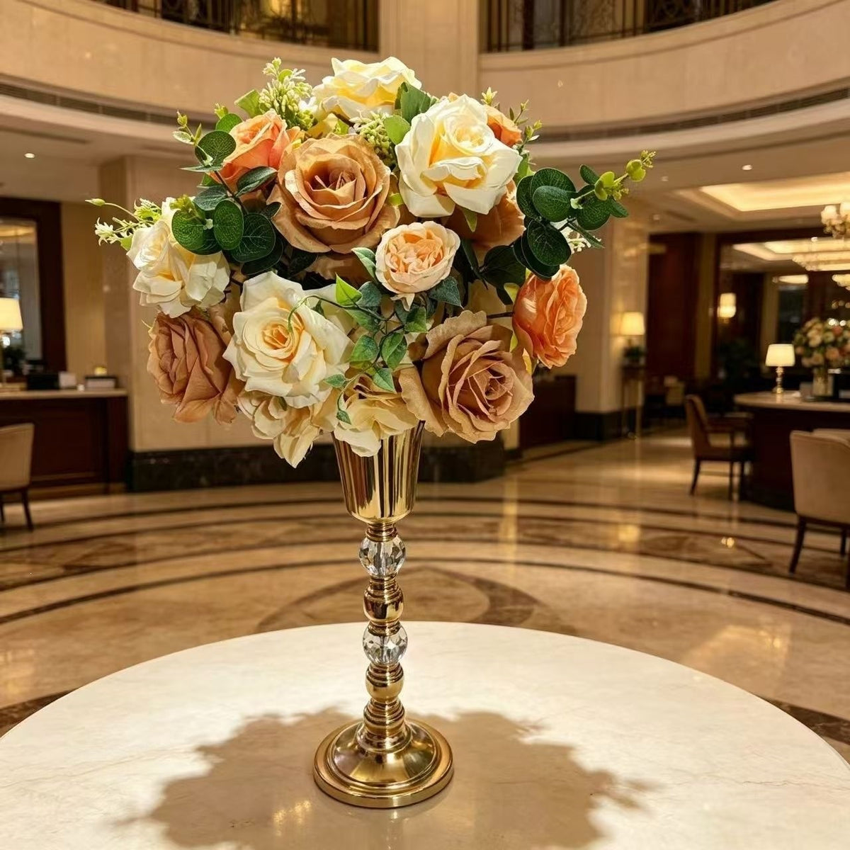 Luxuriöse Blumenanordnung mit dekorativem Ständer