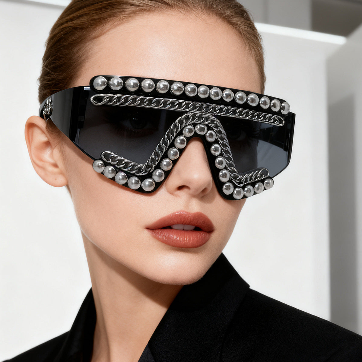 Damen Fashion-Sonnenbrille mit luxuriösem Kettenrahmen und schimmernden Akzenten Brehn