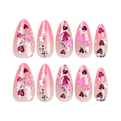 Kunstvolle Nagelkunst mit verspielten Herzmotiven und Glitzer Brehn