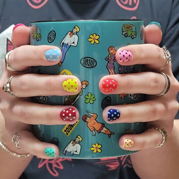 Kunstnagelset mit bunten Punkten und fröhlichen Designs Brehn