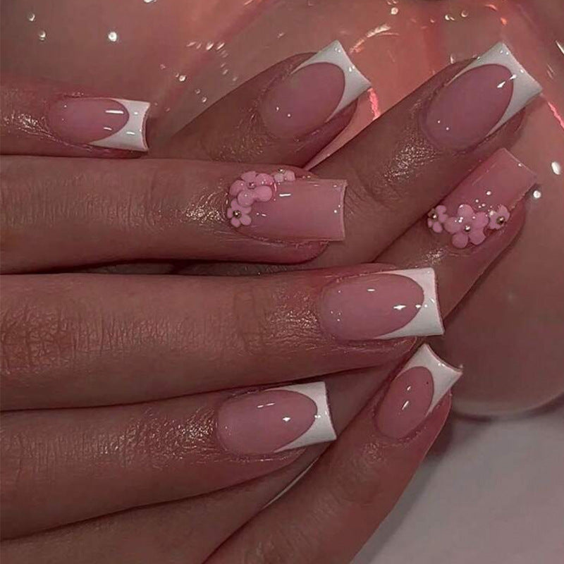 Kunstnagelset mit eleganten französischen Spitzen und dekorativen Akzenten Brehn