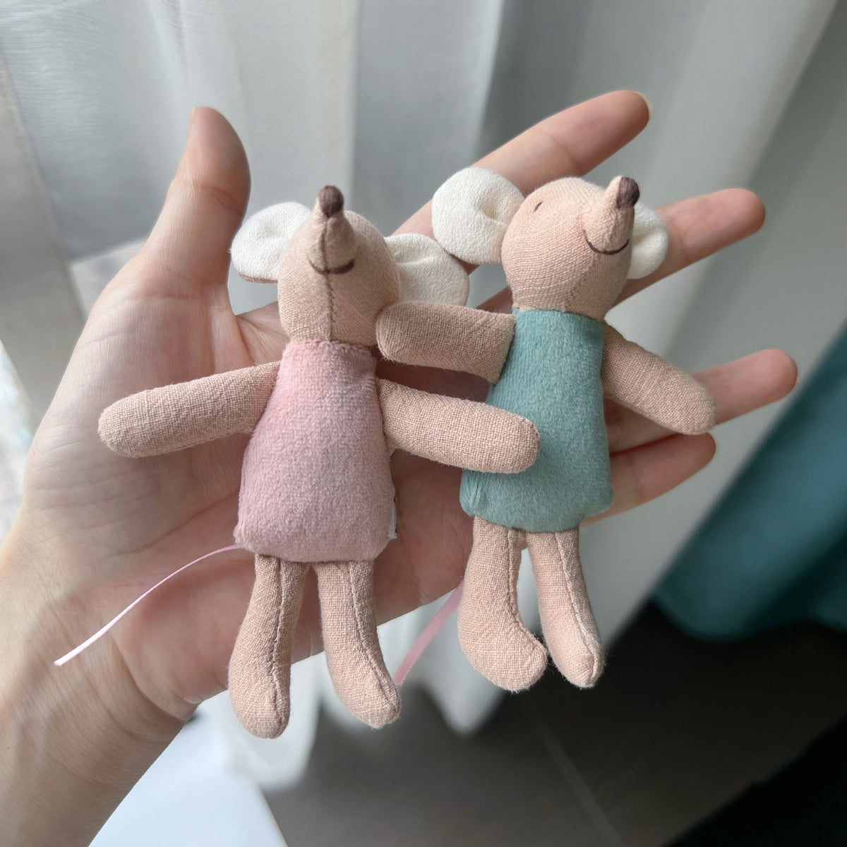 Handgefertigte Baumwollplüschmaus Puppe mit gehäkeltem Kleid