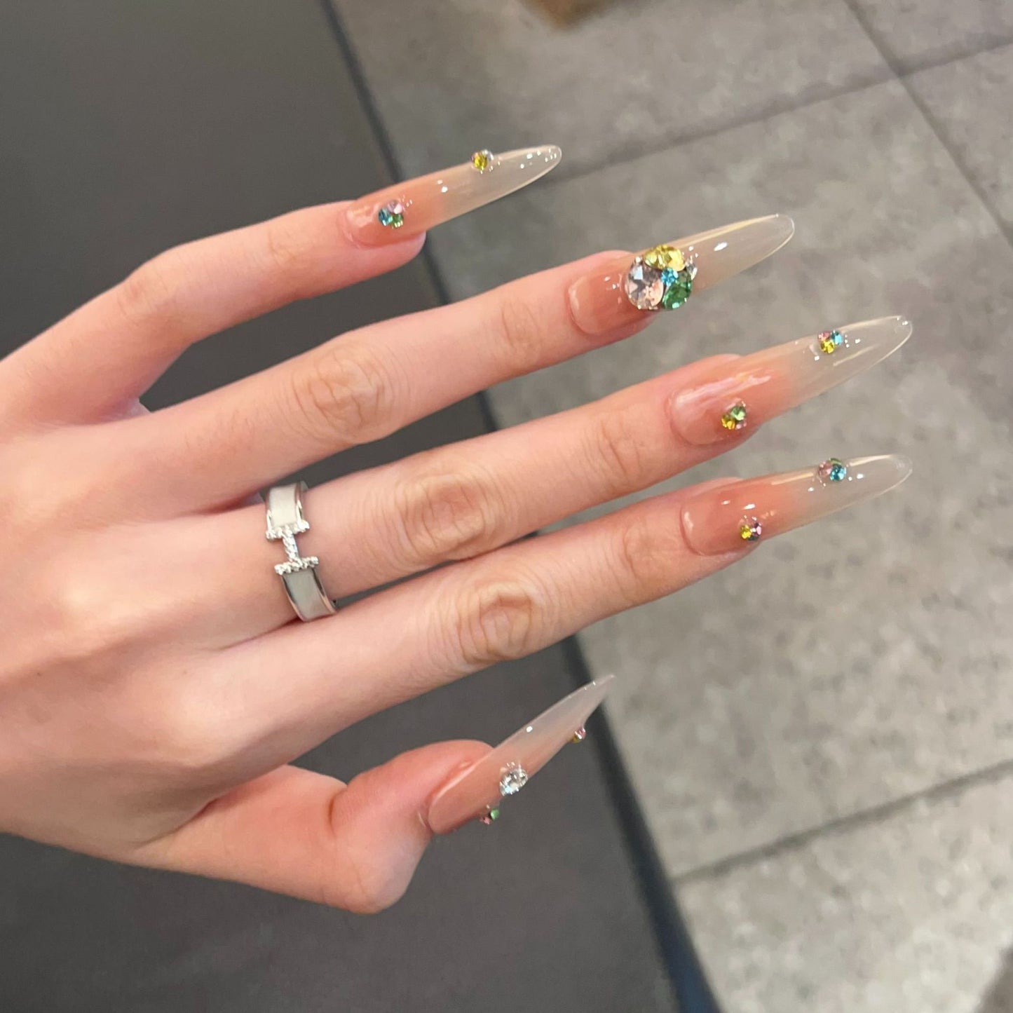 Glamouröse Stiletto Press-On Nagelset mit bunten Schmuckakzenten Brehn