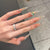 Glamouröse Stiletto Press-On Nagelset mit bunten Schmuckakzenten Brehn