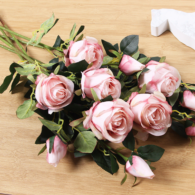 Realistisches Samt-Rosenbouquet