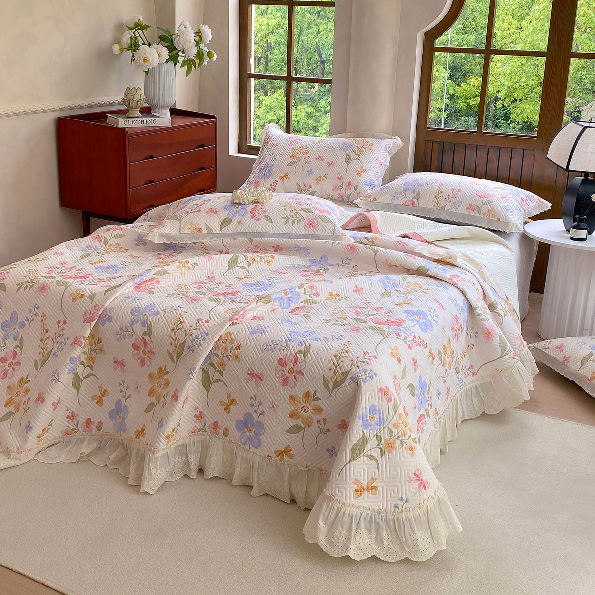 Gepolsterte florale Bettbezug-Set mit bestickten Puppenmuster und Rüschensaum