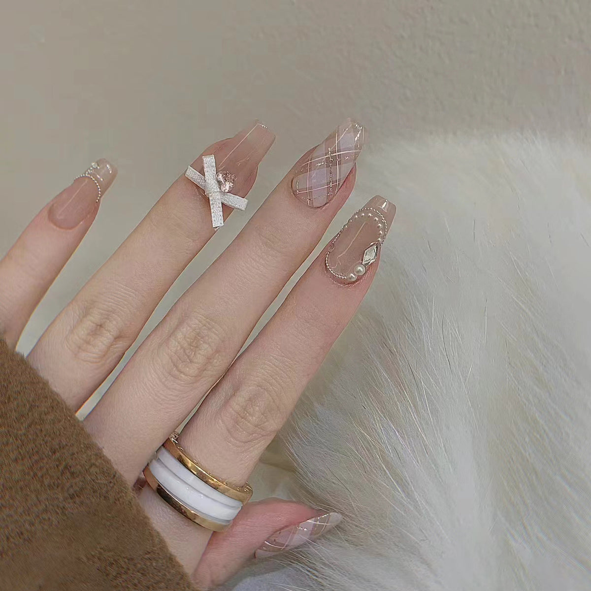 Elegantes Press-On-Nagelkunst-Set mit Bändern und Edelsteinakzenten Brehn