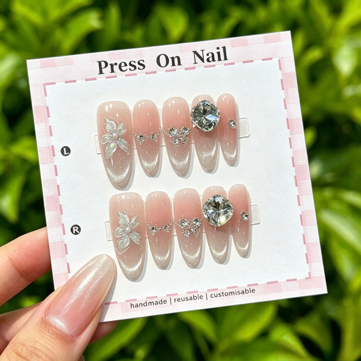Künstlerisches Press-On Nail Art Set mit niedlichen Charakteren und Schleifenakzenten