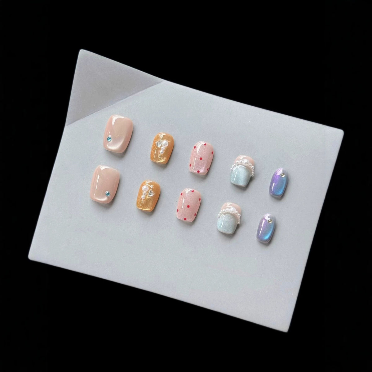 Dekoratives Press-On-Nagelkunst-Set mit einzigartigen Edelstein- und Perlenakzenten