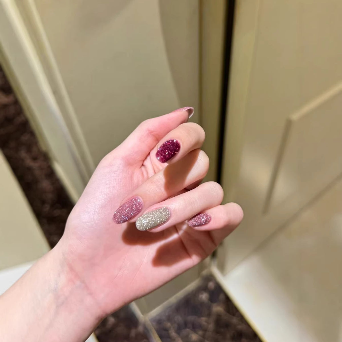 Glitzernde Stiletto-Nagelkunst-Erweiterungen