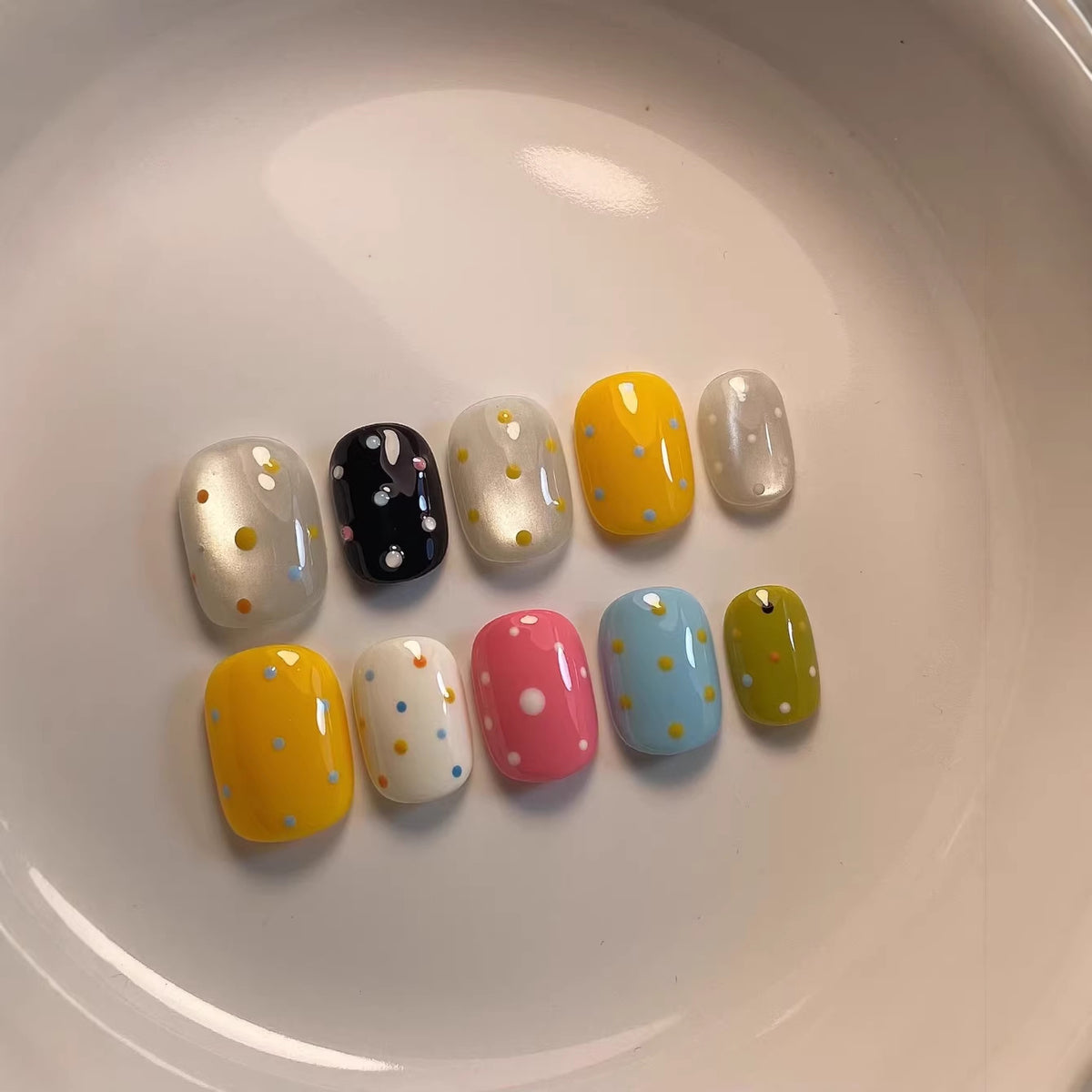 Dekorativer Punktmuster Presse-On Nagelset