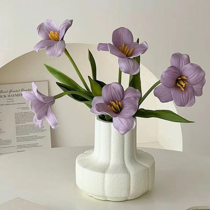 Lebensechter dekorativer künstlicher Blumenstrauß