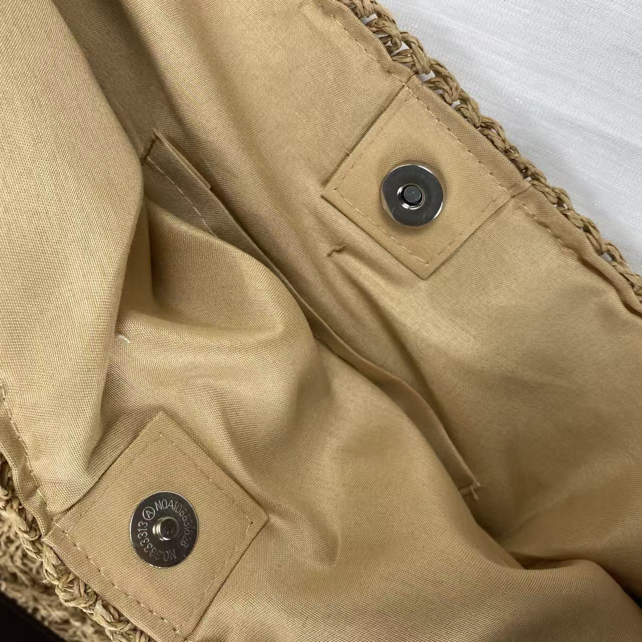 Handtasche Aus Geflochtenem Material mit Verstellbarem Schulterriemen Brehn
