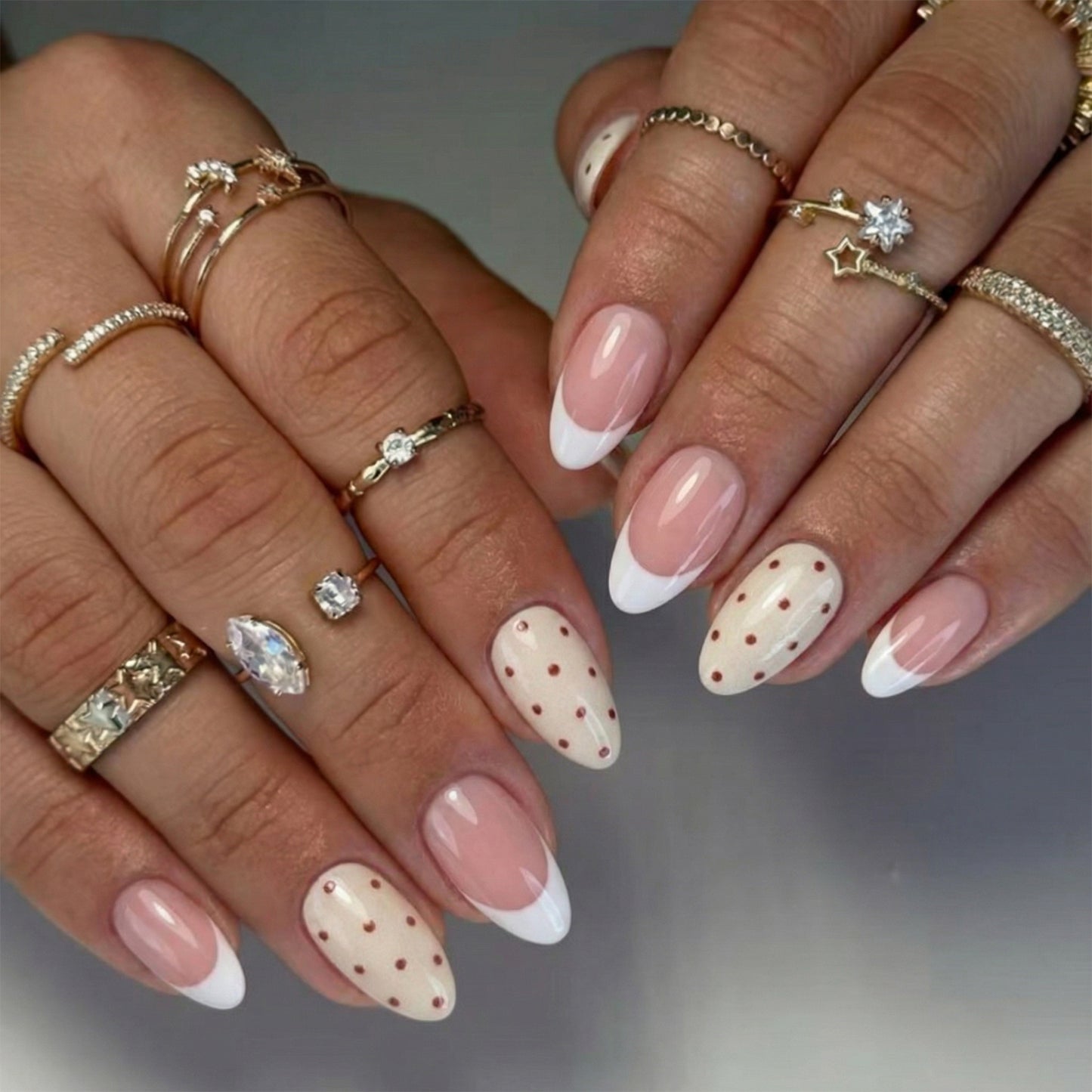 Elegantes Press-On-Nagelset mit gepunktetem und französischem Spitzen-Design Brehn