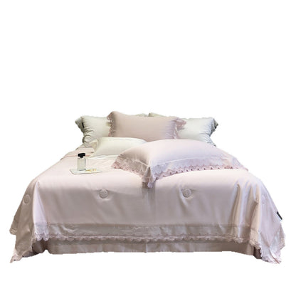 Elegante Satin-Bettwäschegarnitur mit Spitzenbordüre und gesteppter Tagesdecke