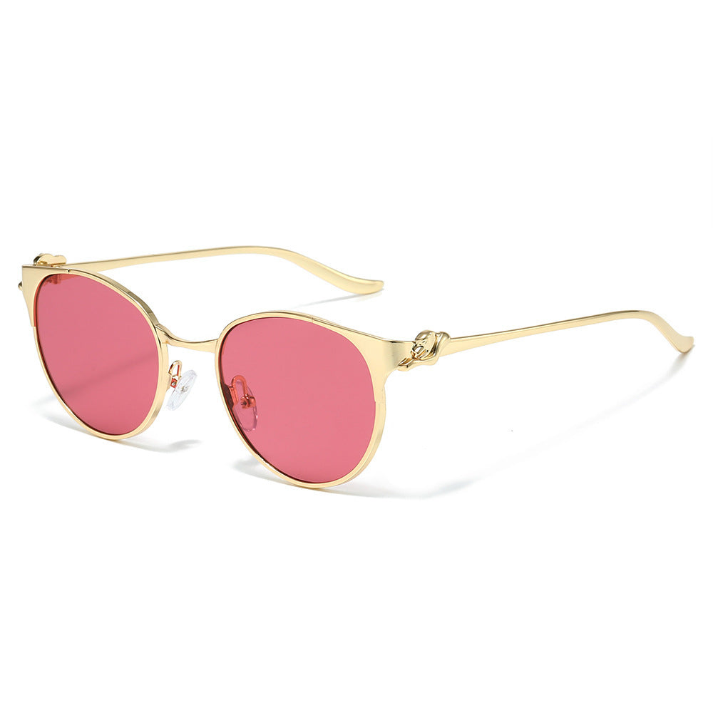 Elegante Cat-Eye-Sonnenbrille mit dekorativen goldenen Akzenten Brehn