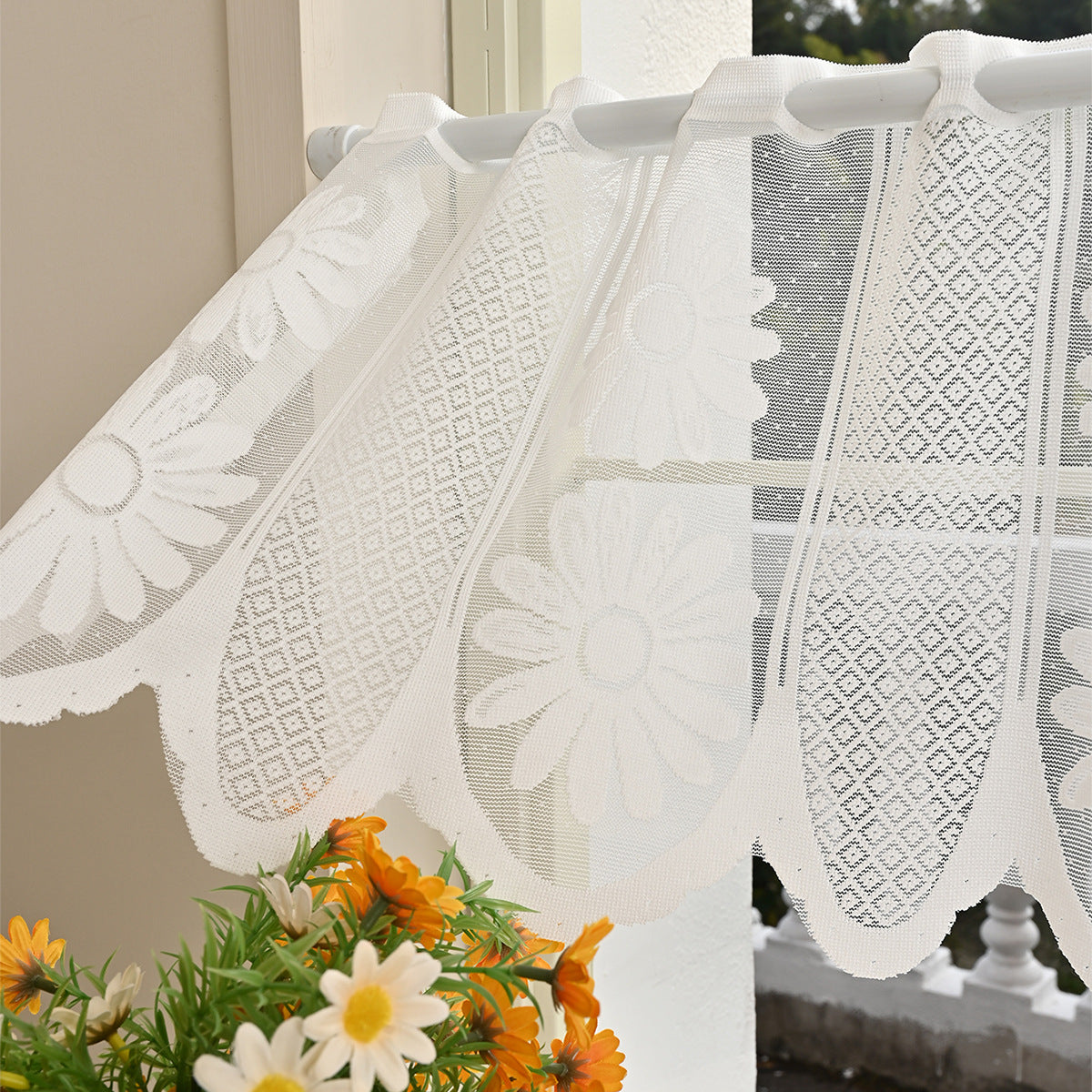 Florale Spitzen gestufte Fenstervorhänge