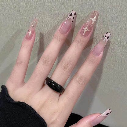 Glänzendes Nagelkunstset mit funkelnden Glitzerakzenten Brehn