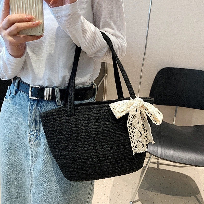 Damen Handtasche mit dekorativem Häkelband Brehn