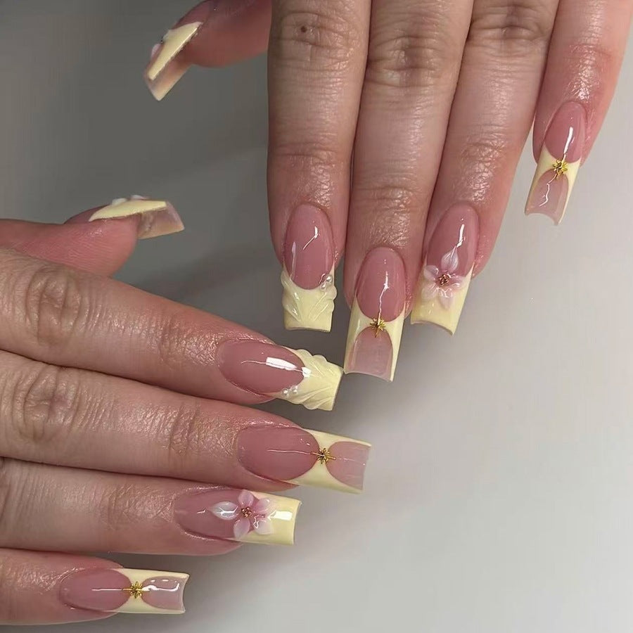 Kunstnagelset mit zarten Blüten- und Glitzerelementen Brehn