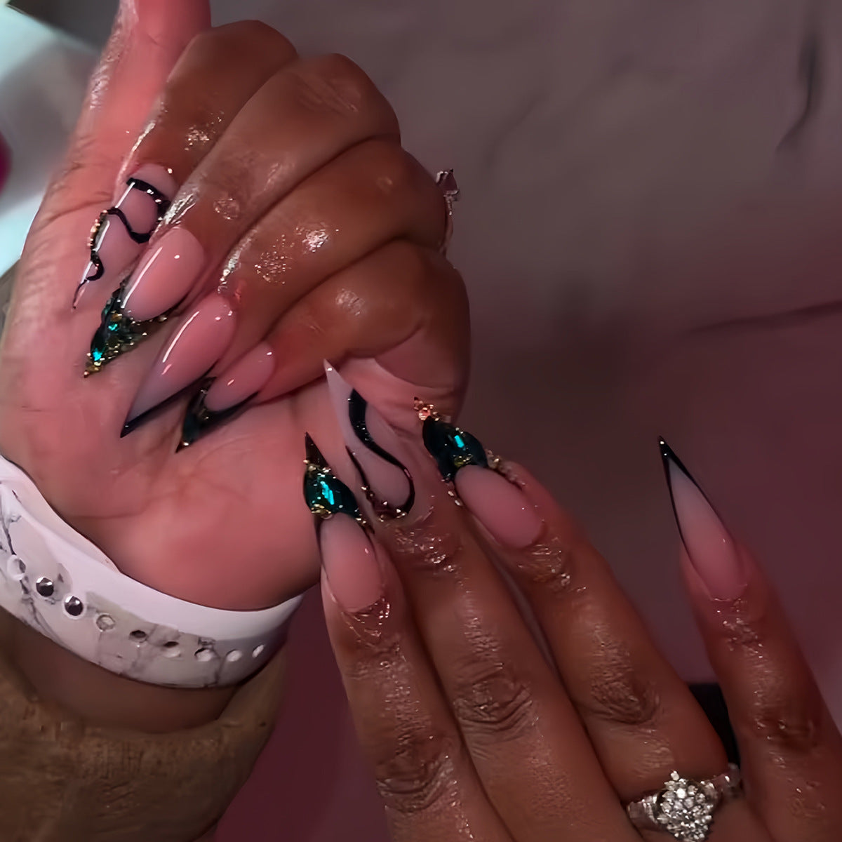 Glamouröse Stiletto-Nagelerweiterungen Brehn