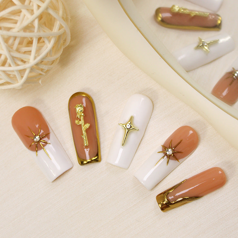 Kunstnagelset mit romantischen Blüten- und Glamour-Akzenten Brehn
