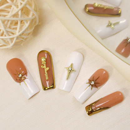 Kunstnagelset mit romantischen Blüten- und Glamour-Akzenten Brehn
