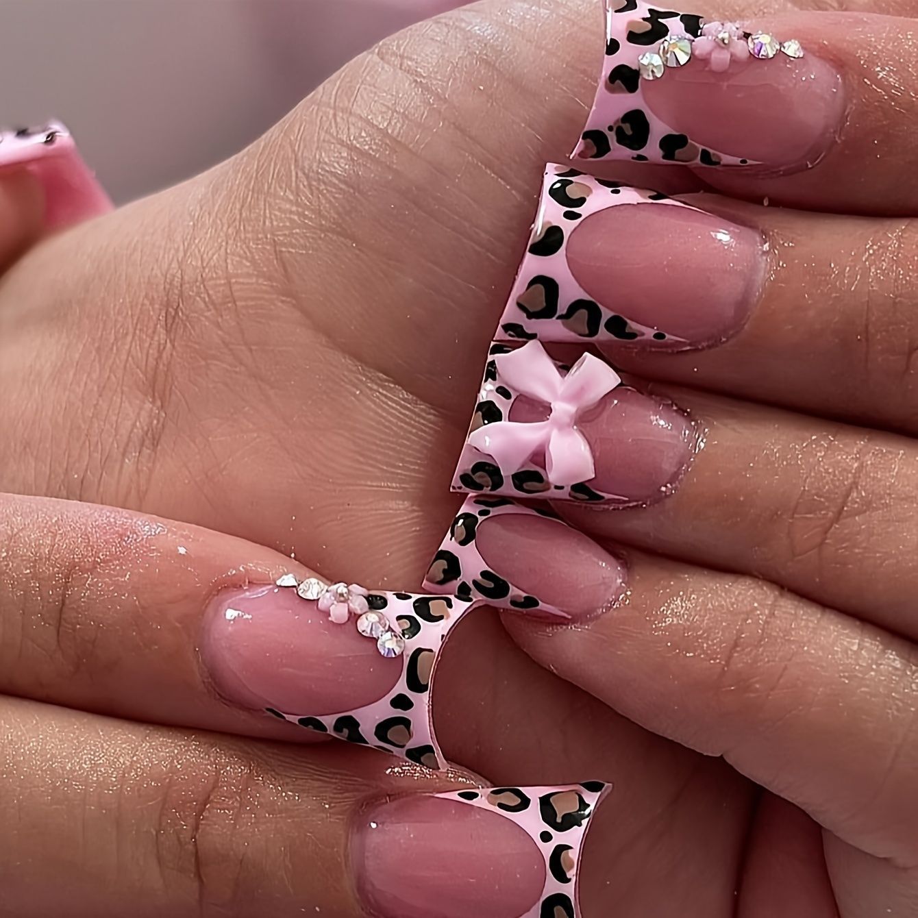 Glamouröse Blumene und Leopardenmuster Press-On Nagelkunst Brehn