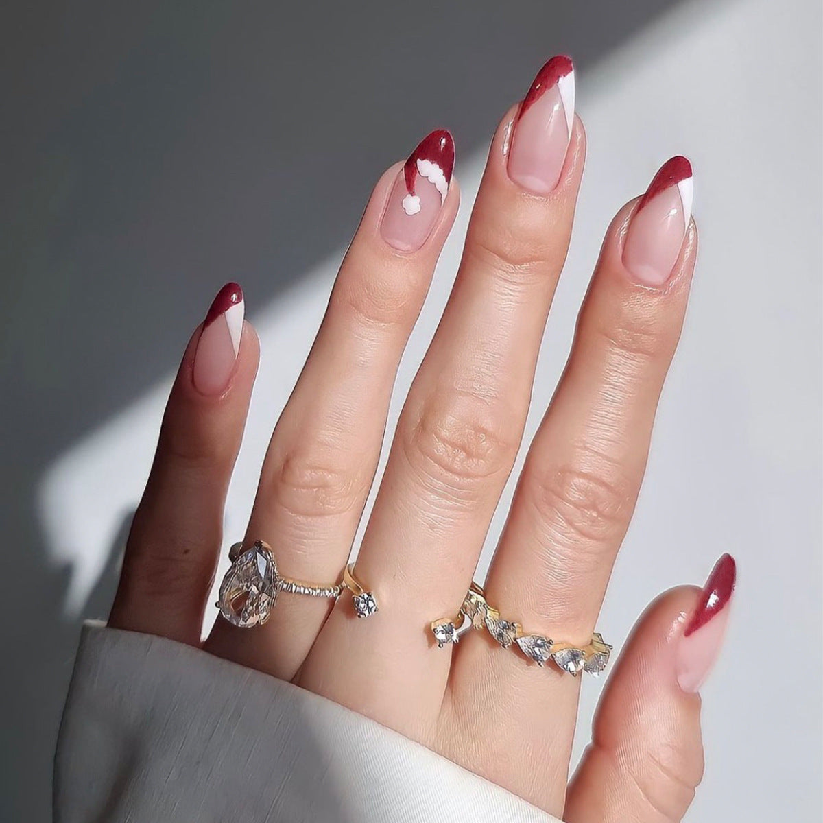 Kunstnagelset mit stilvollem French-Tip-Design und eleganten Farbverläufen Brehn