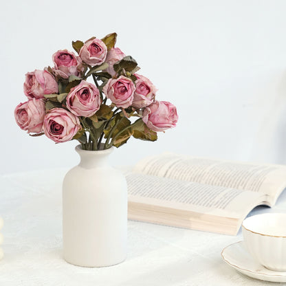Realistischer künstlicher Rosenstrauß