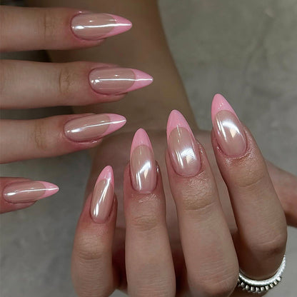 Kunstnagelset mit eleganten spitzen Formen und glänzenden Akzenten Brehn