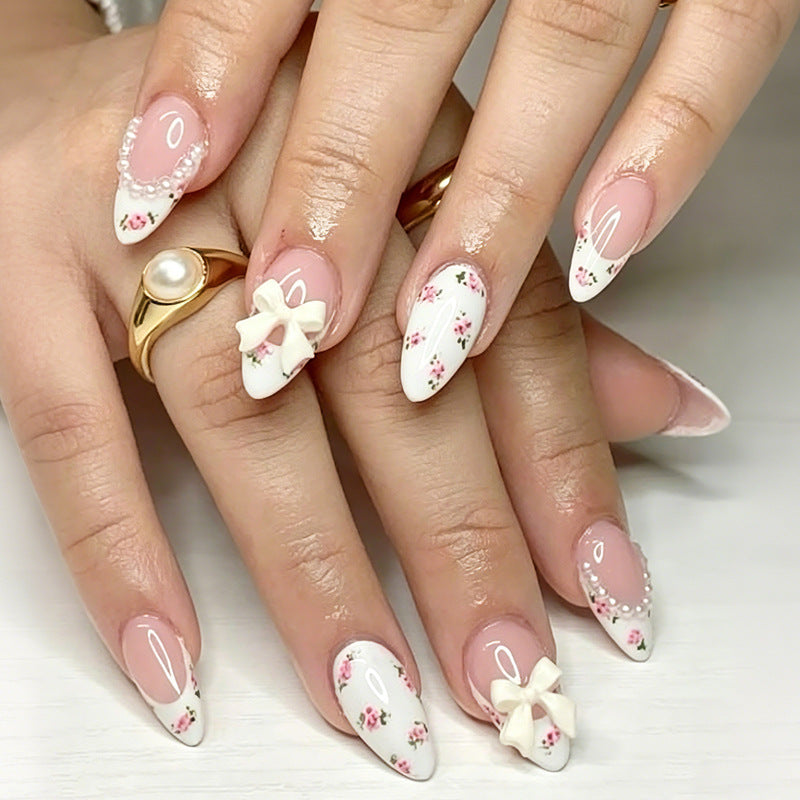 Kunstnagelset mit romantischen Blumenmotiven und eleganten Details Brehn