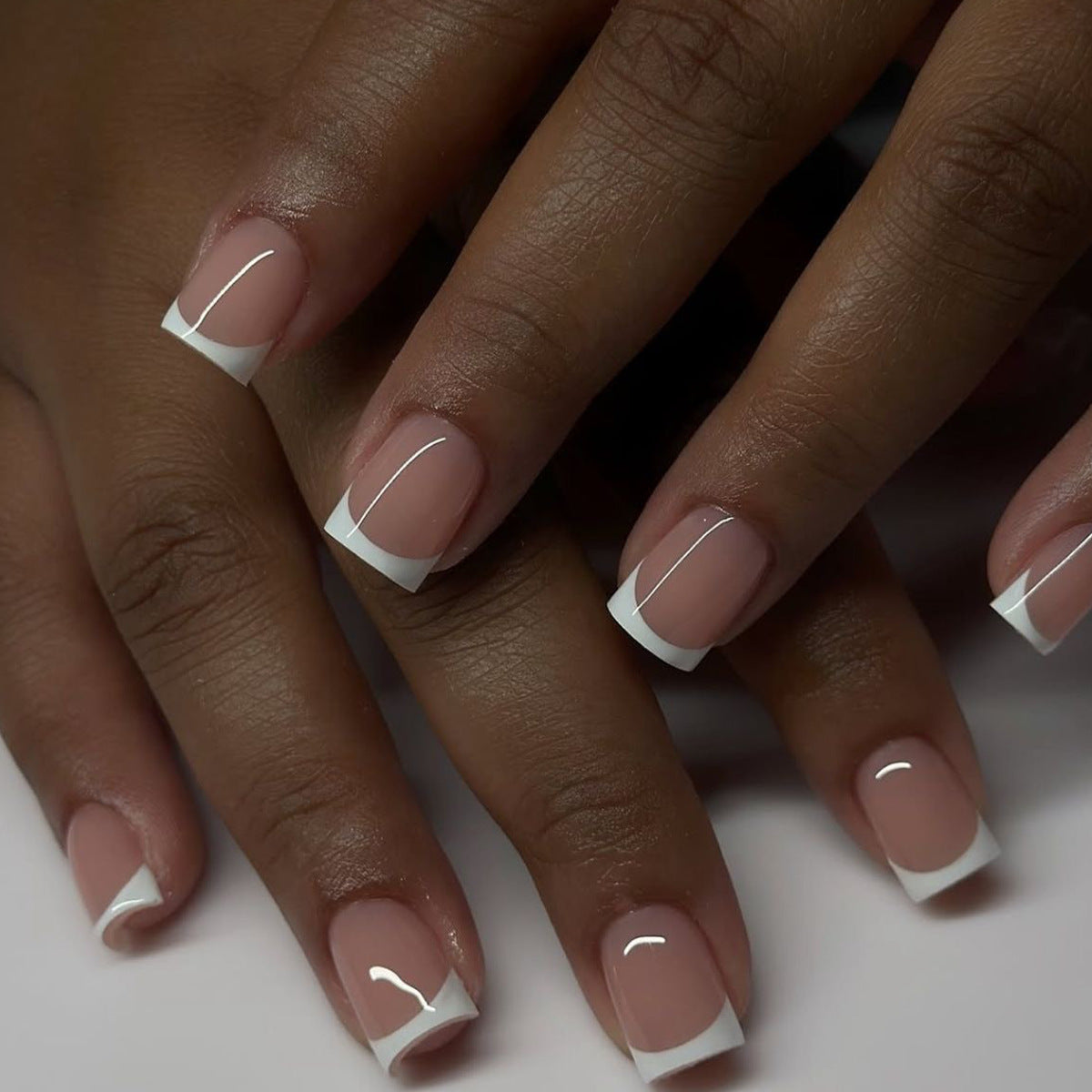 Elegante French Tip Press-On Nagelkunst Brehn