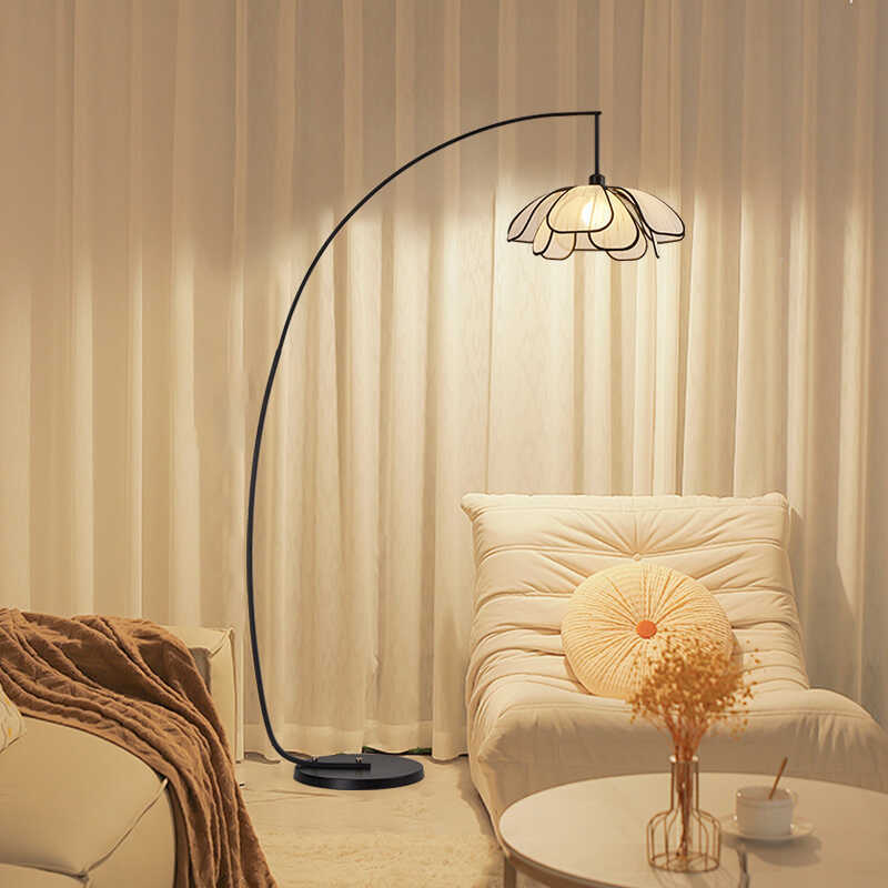 Kurbige florale Stehlampe