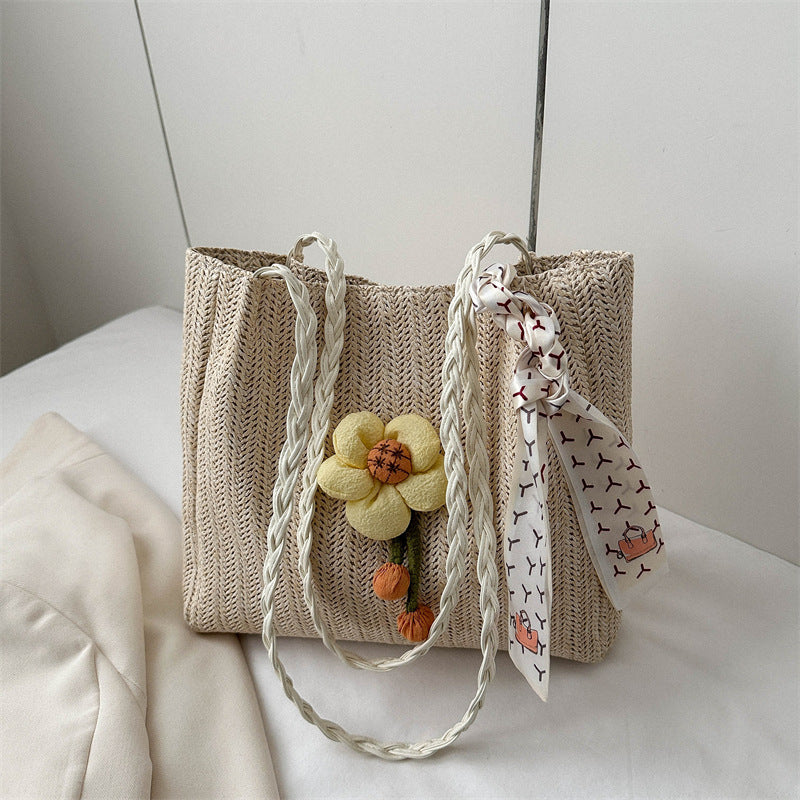 Blumengeschmückte Strohtasche