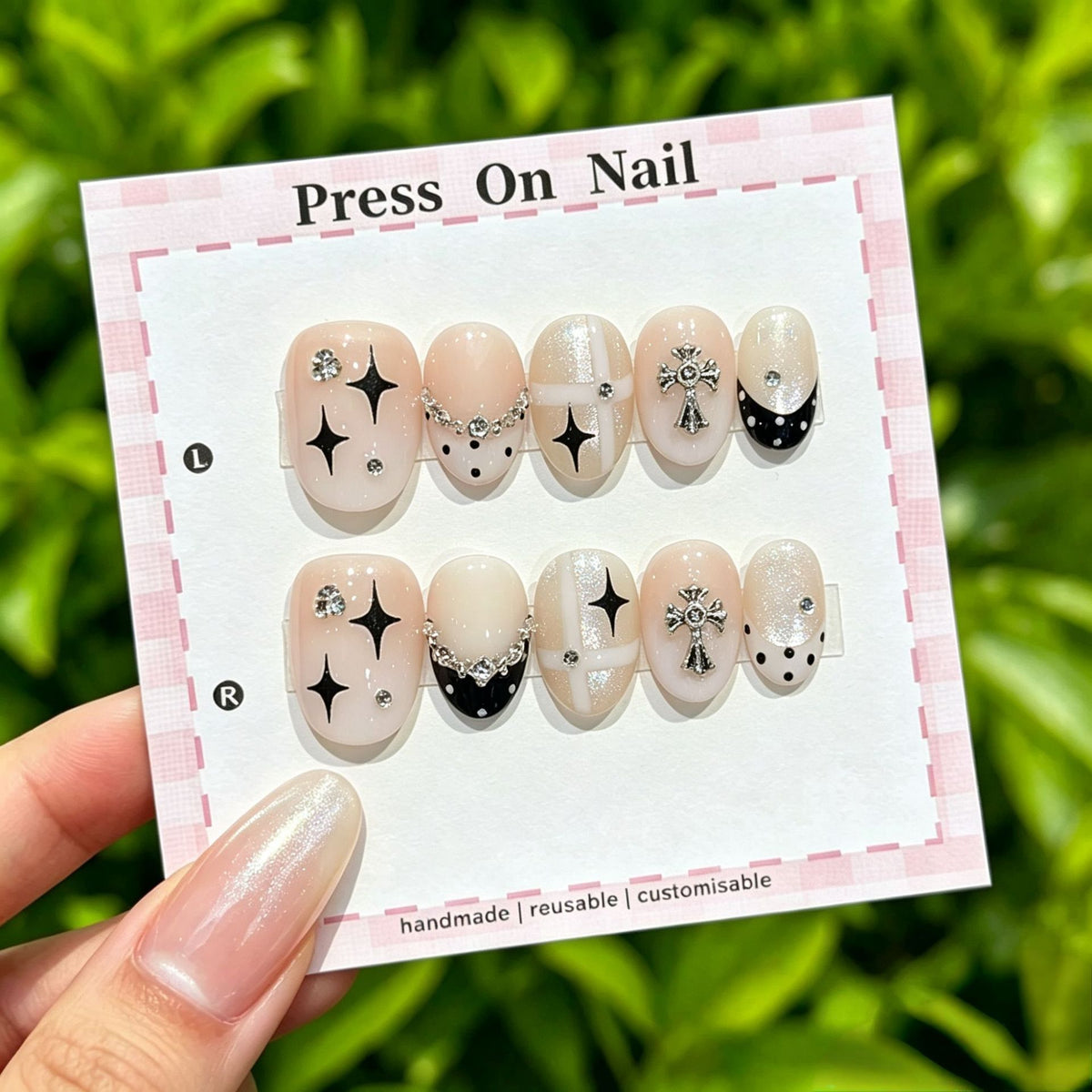 Dekoratives Press-On Nail Art Set mit trendigen Kreuzdesigns