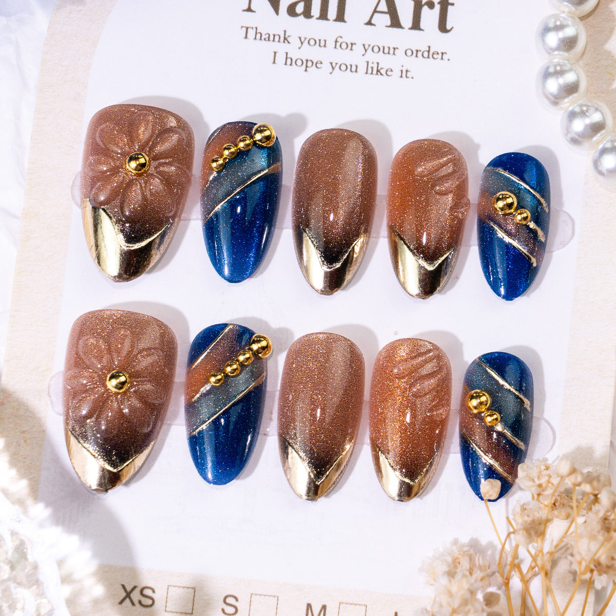 Künstlerisches Press-On Nagelkunst Set mit goldenen Akzenten