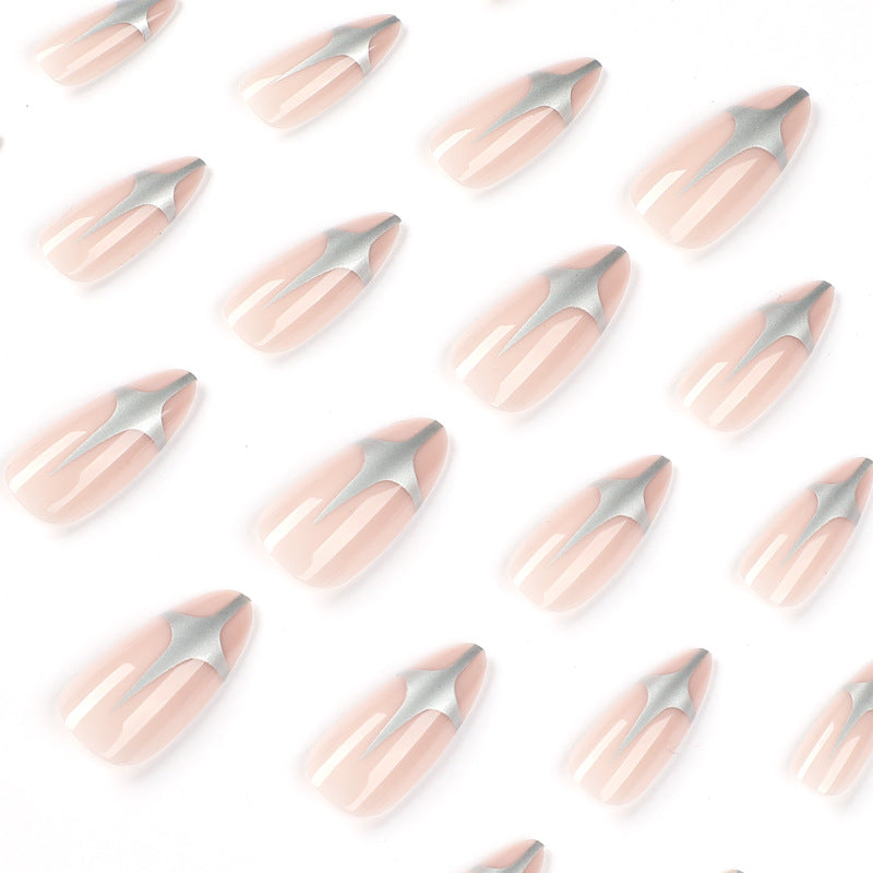 Kunstvolle Stiletto-Nägel mit Silber-Akzenten Brehn