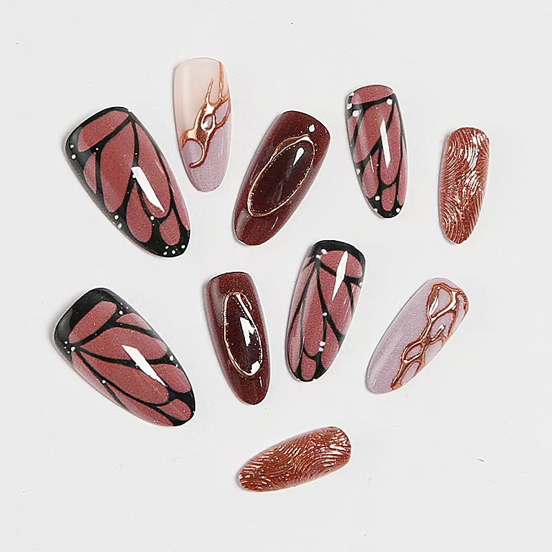 Kreatives Nageldesign mit kunstvollen Verzierungen Brehn